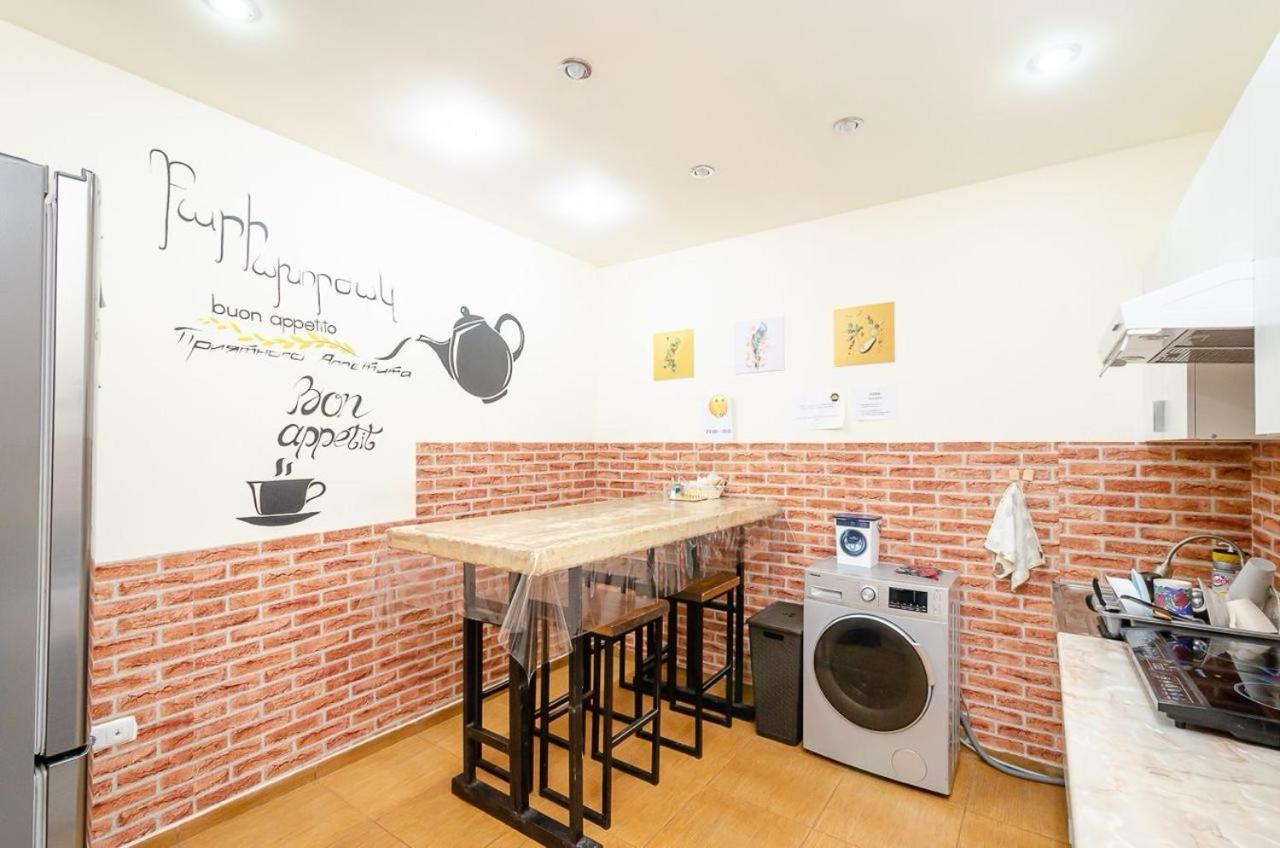 Areva Hostel & Apartment Єреван Екстер'єр фото
